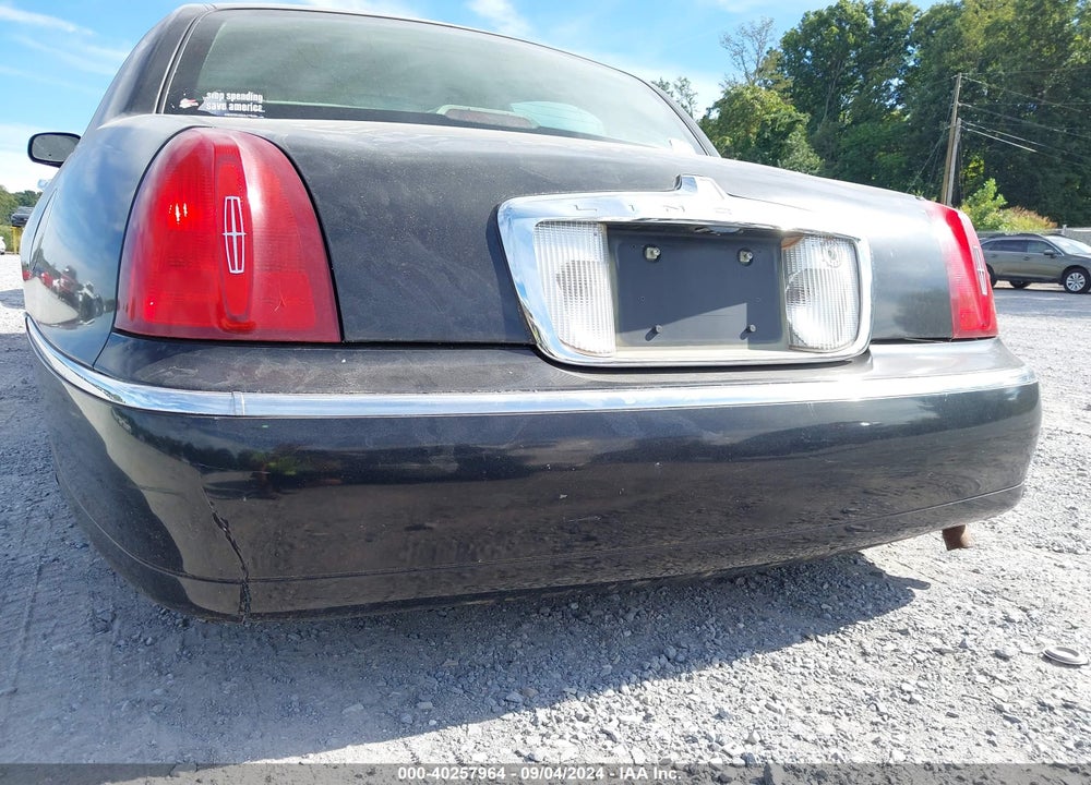 2000 LINCOLN TOWN CAR EXECUTIVE VIN: 1LNHM81W5YY867721
