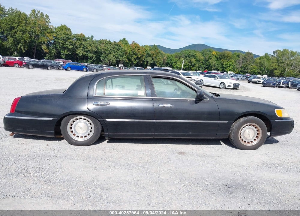 2000 LINCOLN TOWN CAR EXECUTIVE VIN: 1LNHM81W5YY867721