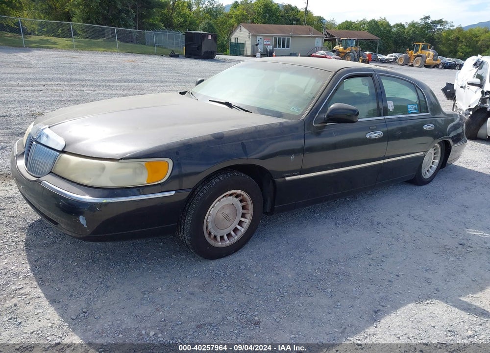 2000 LINCOLN TOWN CAR EXECUTIVE VIN: 1LNHM81W5YY867721