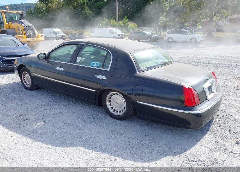2000 LINCOLN TOWN CAR EXECUTIVE VIN: 1LNHM81W5YY867721