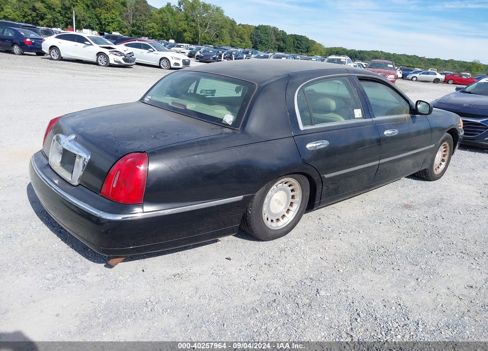 2000 LINCOLN TOWN CAR EXECUTIVE VIN: 1LNHM81W5YY867721