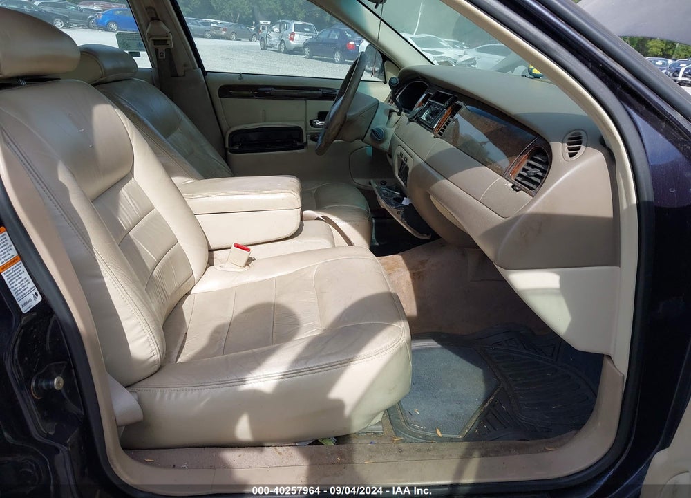 2000 LINCOLN TOWN CAR EXECUTIVE VIN: 1LNHM81W5YY867721