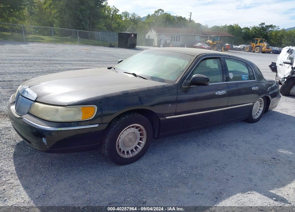 2000 LINCOLN TOWN CAR EXECUTIVE VIN: 1LNHM81W5YY867721