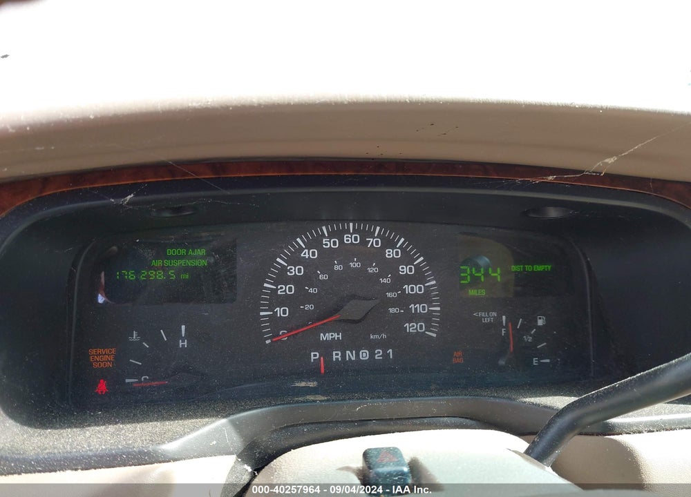2000 LINCOLN TOWN CAR EXECUTIVE VIN: 1LNHM81W5YY867721