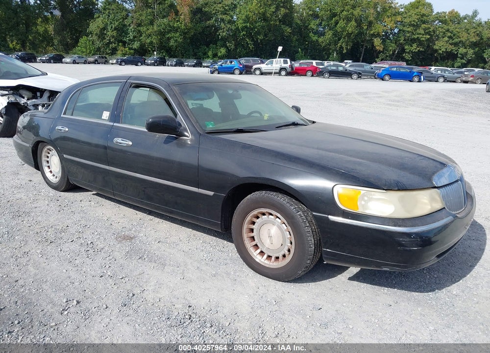 2000 LINCOLN TOWN CAR EXECUTIVE VIN: 1LNHM81W5YY867721