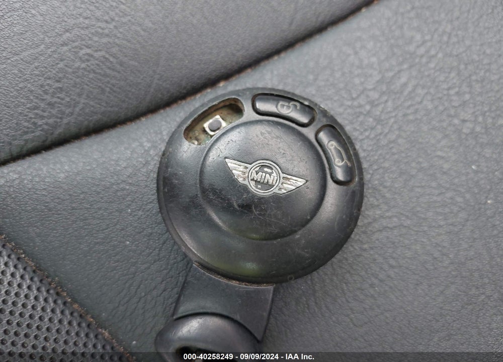 2007 MINI COOPER VIN: WMWMF33507TU60063