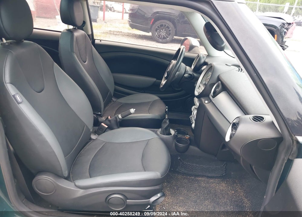 2007 MINI COOPER VIN: WMWMF33507TU60063