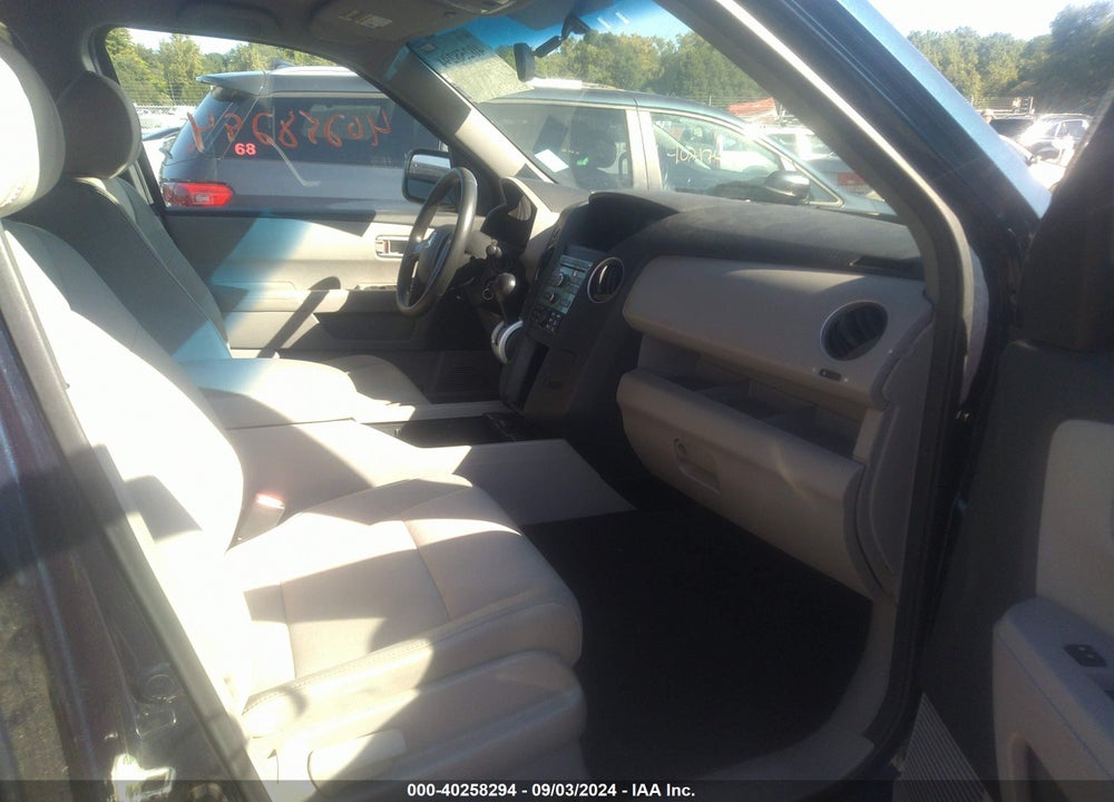 2010 HONDA PILOT LX VIN: 5FNYF4H21AB010862