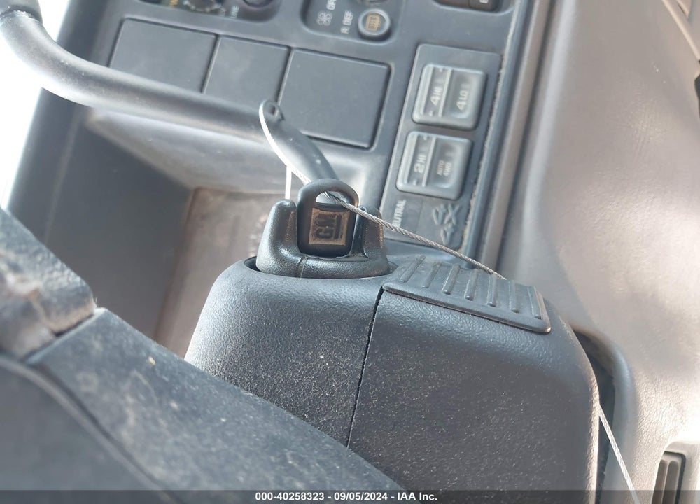 1999 GMC YUKON SLE VIN: 1GKEK13R8XJ716282