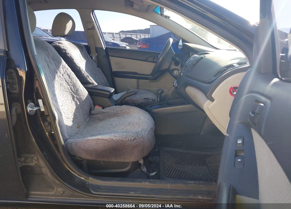 2010 KIA FORTE VIN: KNAFU4A29A5807561