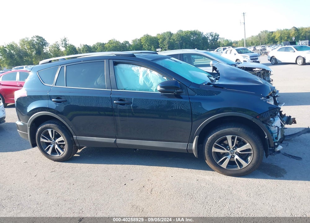 2018 TOYOTA RAV4 XLE VIN: 2T3RFREV9JW748581