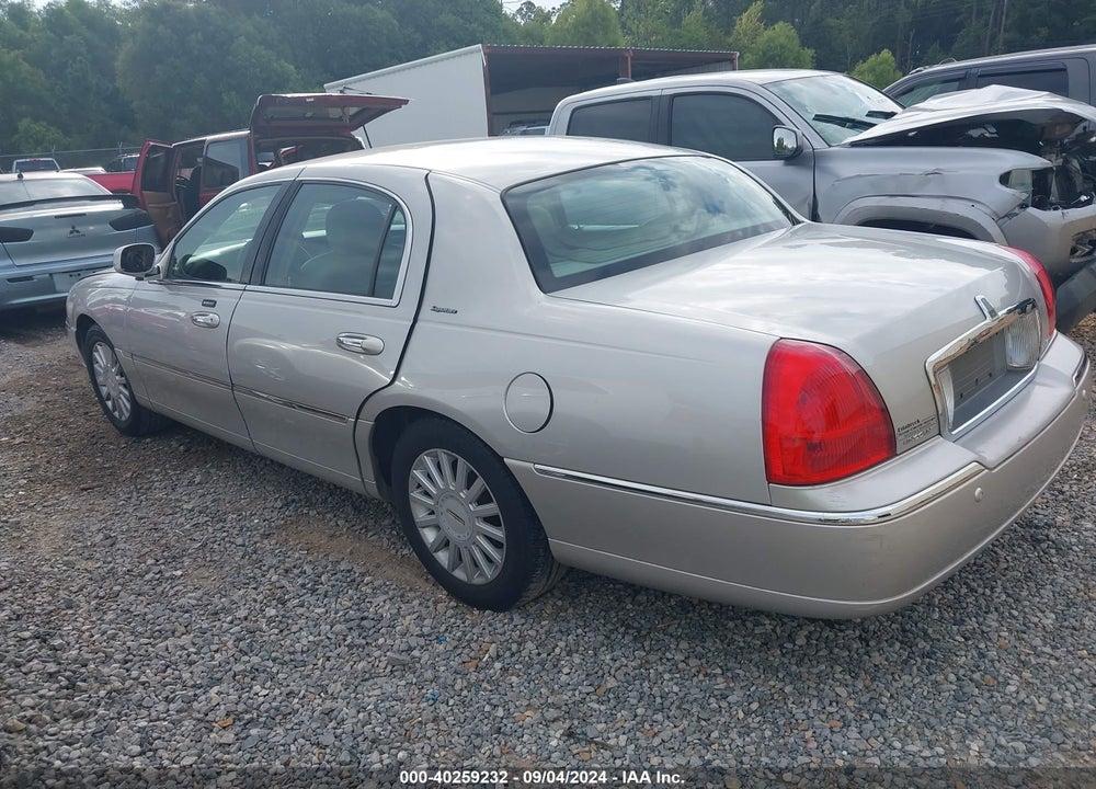 2005 LINCOLN TOWN CAR SIGNATURE VIN: 1LNHM81W95Y617264