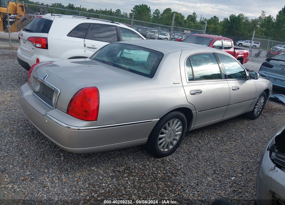 2005 LINCOLN TOWN CAR SIGNATURE VIN: 1LNHM81W95Y617264