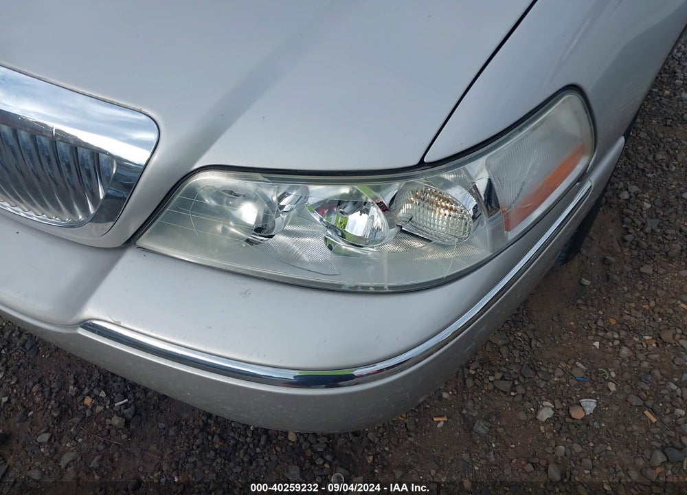2005 LINCOLN TOWN CAR SIGNATURE VIN: 1LNHM81W95Y617264