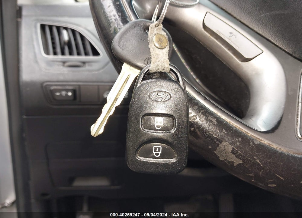 2010 HYUNDAI TUCSON LIMITED VIN: KM8JU3AC1AU077534