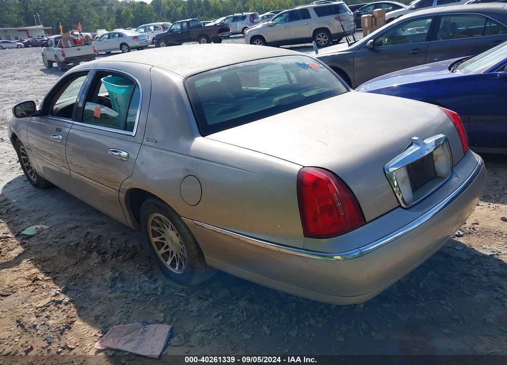 2000 LINCOLN TOWN CAR SIGNATURE VIN: 1LNHM82W3YY881518