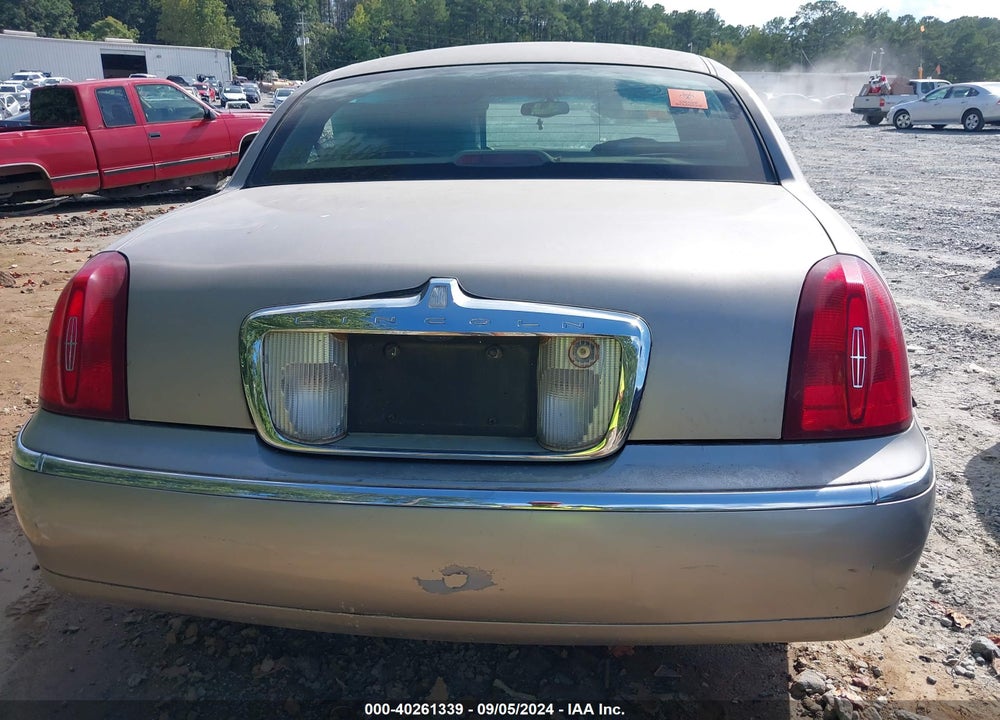 2000 LINCOLN TOWN CAR SIGNATURE VIN: 1LNHM82W3YY881518
