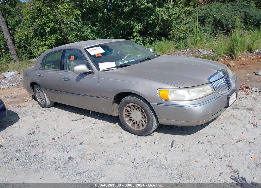 2000 LINCOLN TOWN CAR SIGNATURE VIN: 1LNHM82W3YY881518