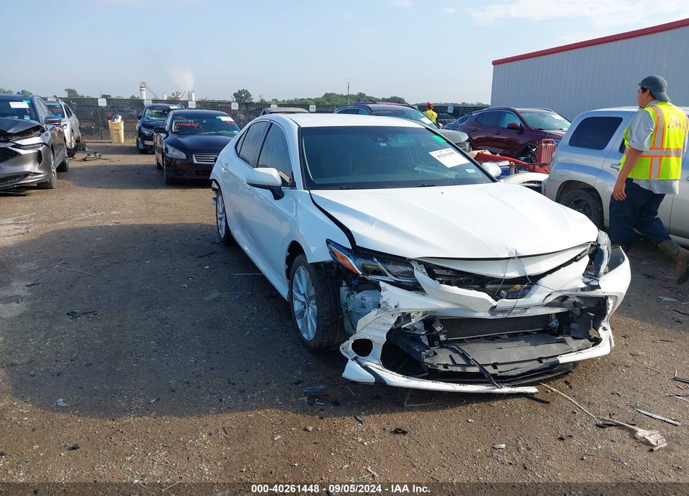 2018 TOYOTA CAMRY LE VIN: JTNB11HK2J3033420
