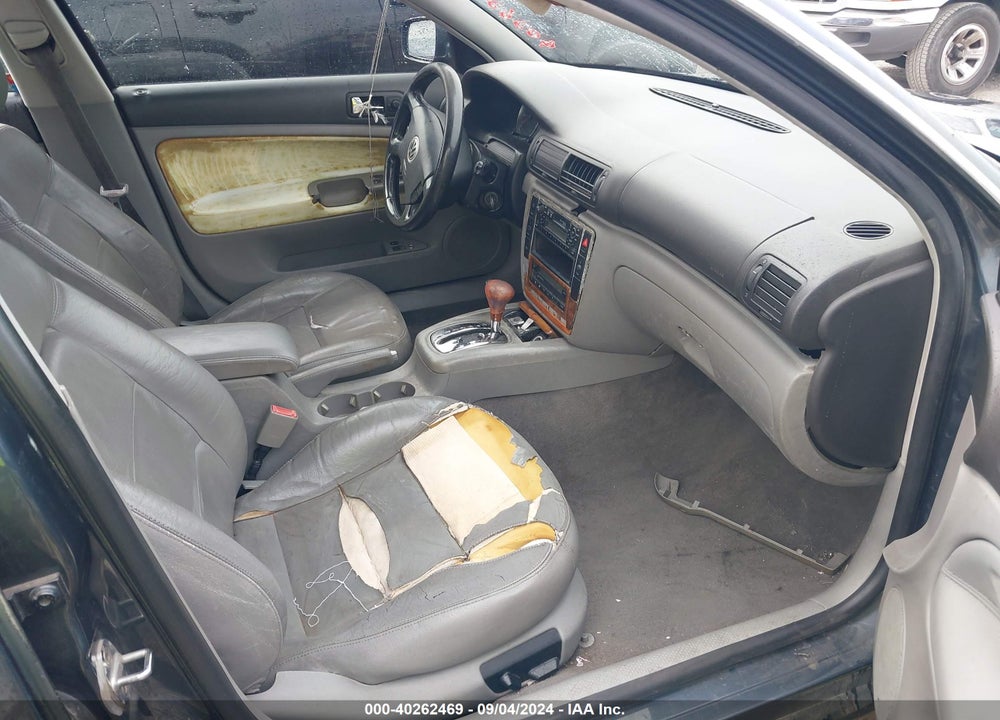 2001 VOLKSWAGEN PASSAT GLX VIN: WVWRH63B01P279782