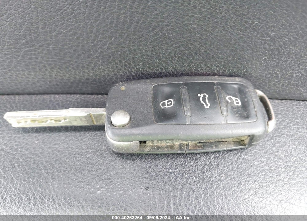 2011 VOLKSWAGEN TIGUAN SE VIN: WVGBV7AX4BW560386