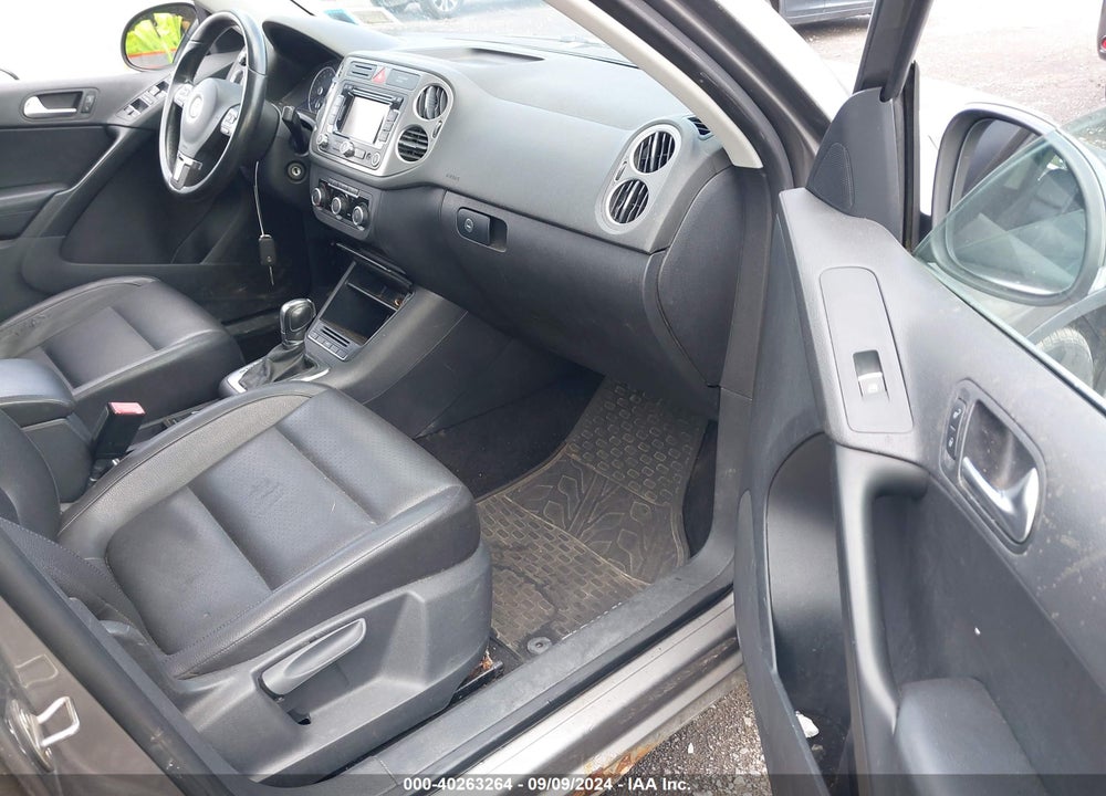 2011 VOLKSWAGEN TIGUAN SE VIN: WVGBV7AX4BW560386