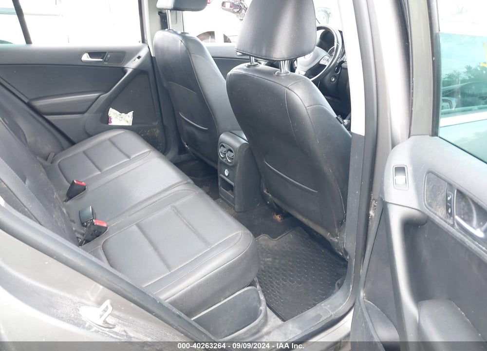 2011 VOLKSWAGEN TIGUAN SE VIN: WVGBV7AX4BW560386
