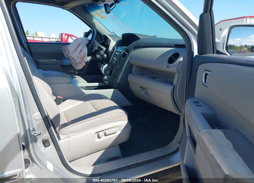 2011 HONDA PILOT TOURING VIN: 5FNYF3H96BB055448