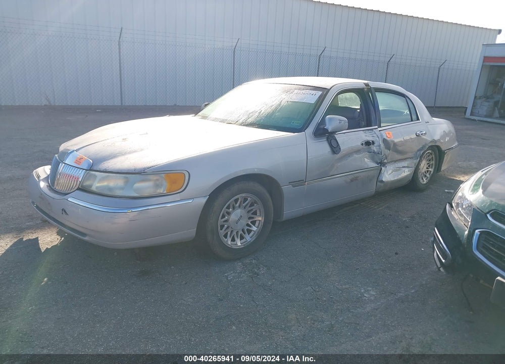 1998 LINCOLN TOWN CAR SIGNATURE VIN: 1LNFM82W0WY734772
