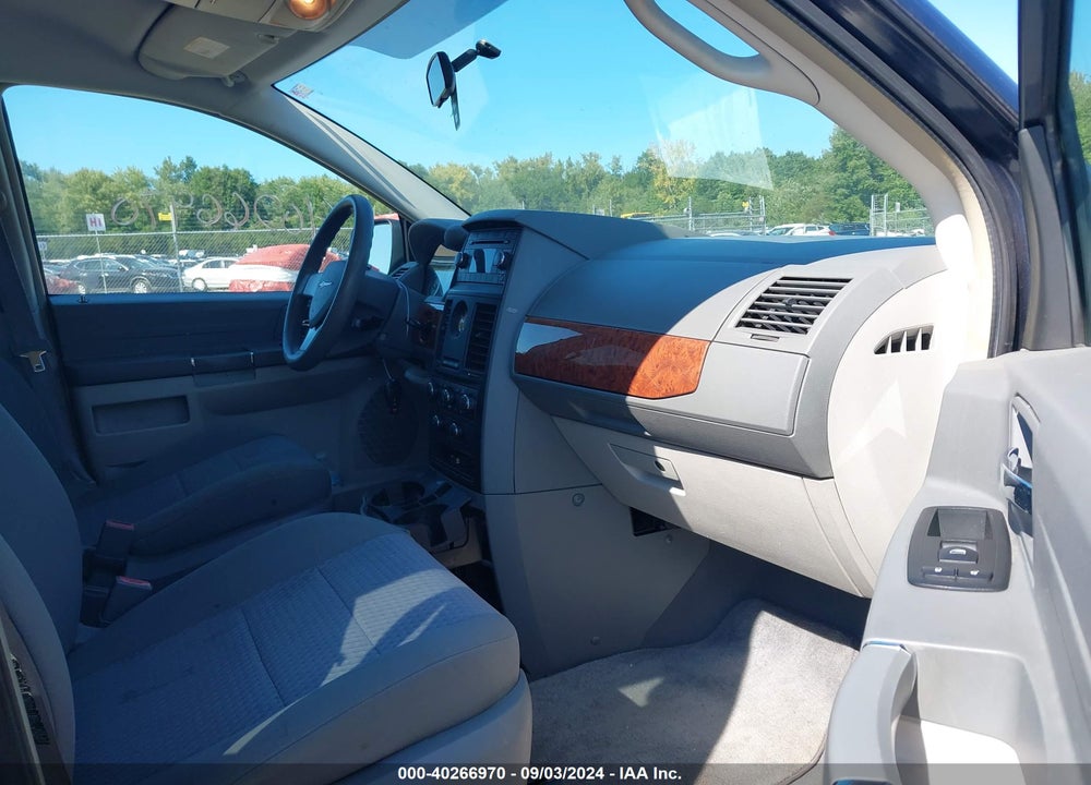 2008 CHRYSLER TOWN & COUNTRY LX VIN: 2A8HR44H68R672512