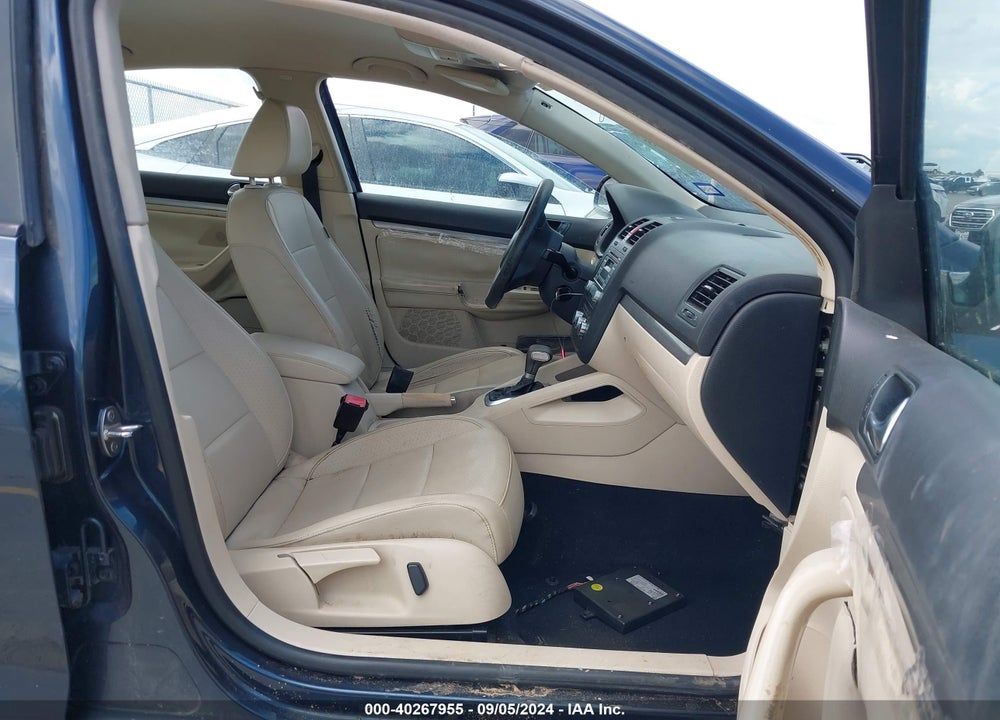2010 VOLKSWAGEN JETTA LIMITED EDITION VIN: 3VWAX7AJ5AM153243