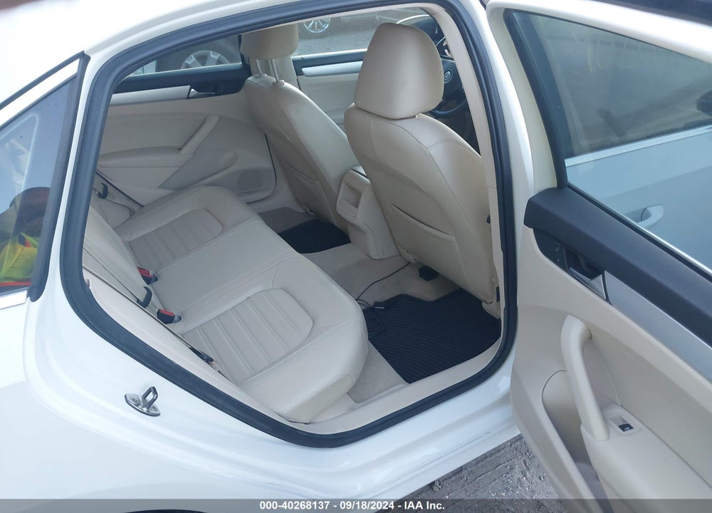 2012 VOLKSWAGEN PASSAT 3.6L V6 SE VIN: 1VWBM7A37CC096305