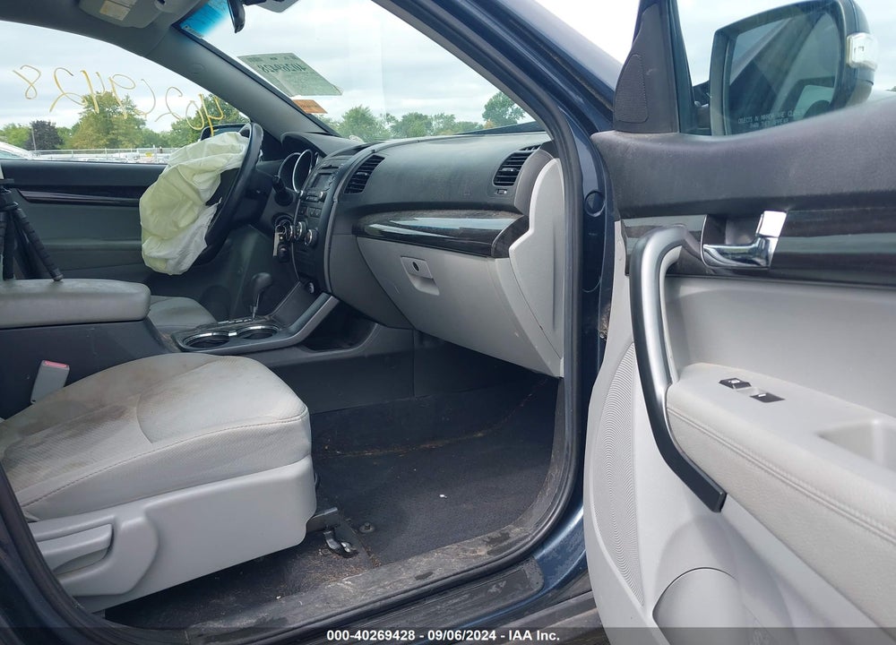 2011 KIA SORENTO LX V6 VIN: 5XYKTDA26BG123032