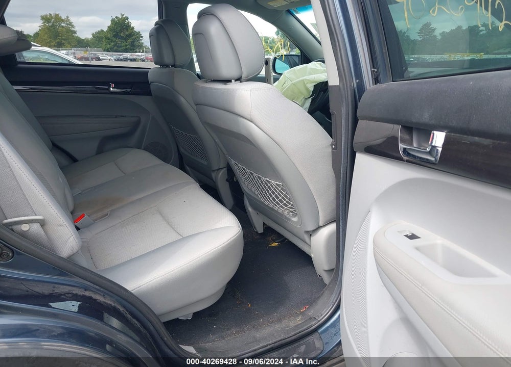 2011 KIA SORENTO LX V6 VIN: 5XYKTDA26BG123032
