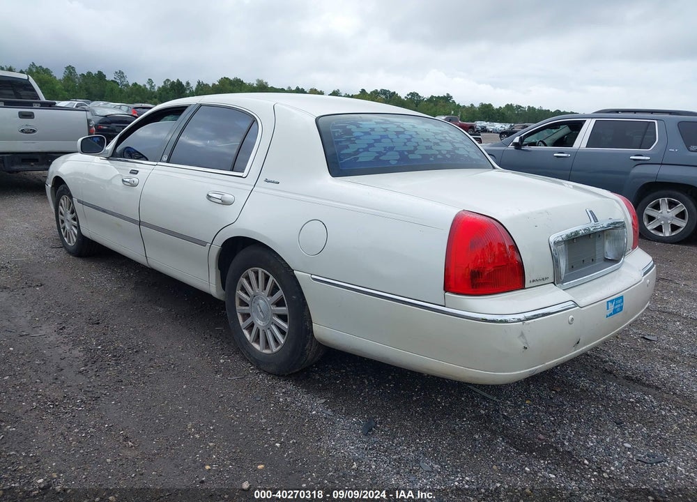 2003 LINCOLN TOWN CAR SIGNATURE VIN: 1LNHM82W03Y670494