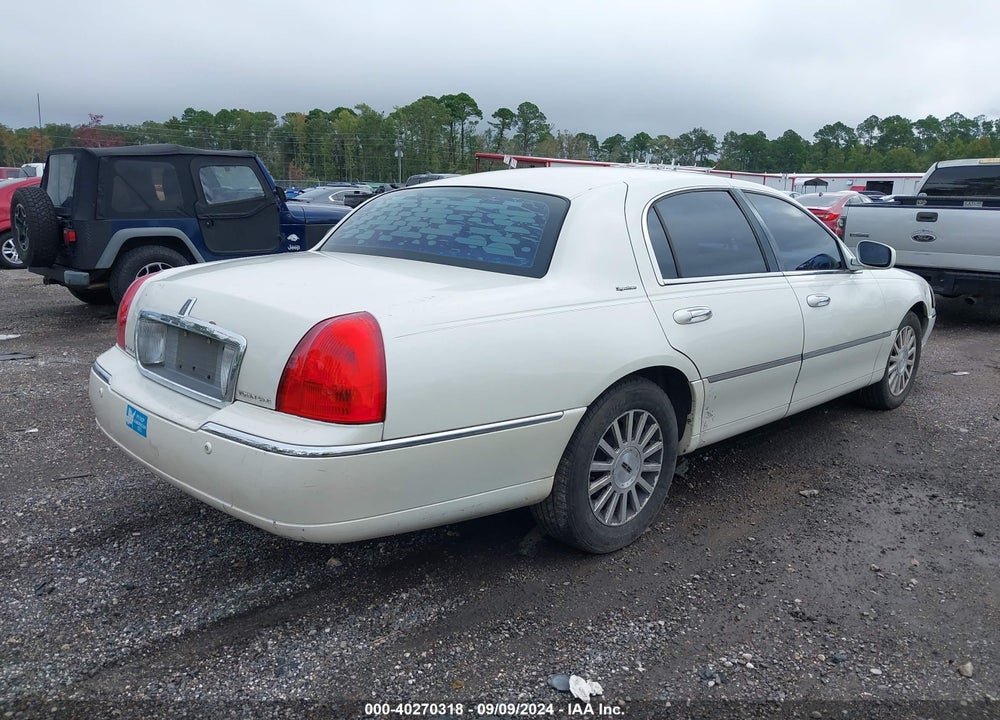 2003 LINCOLN TOWN CAR SIGNATURE VIN: 1LNHM82W03Y670494