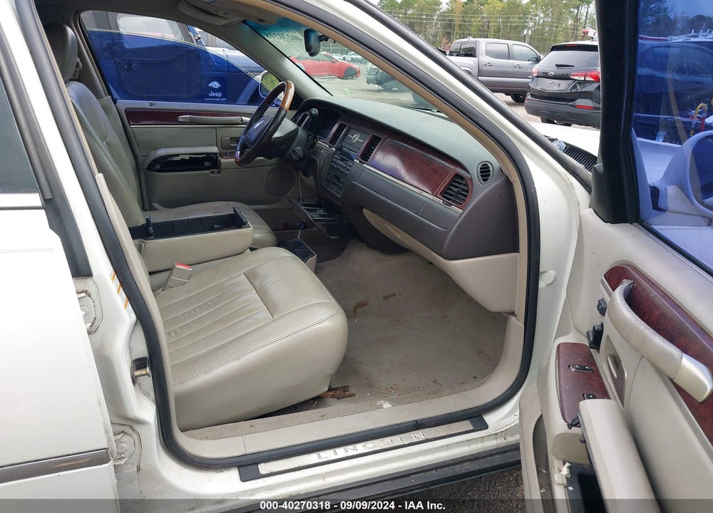 2003 LINCOLN TOWN CAR SIGNATURE VIN: 1LNHM82W03Y670494