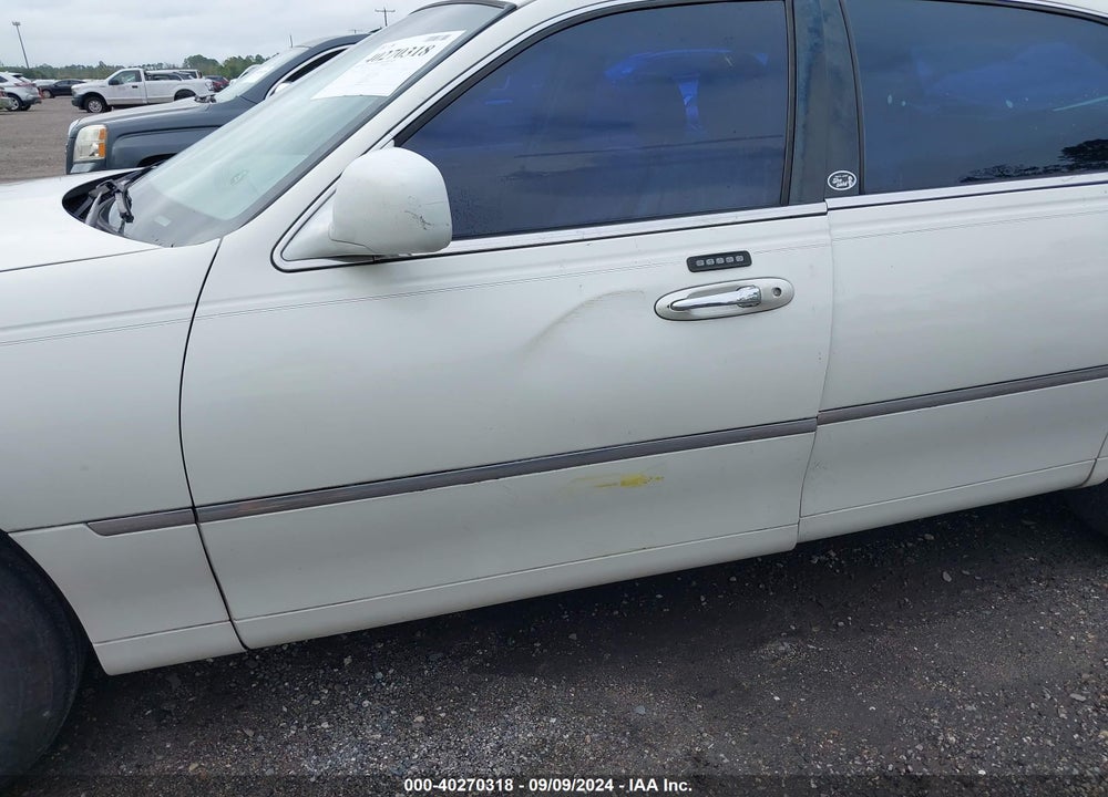 2003 LINCOLN TOWN CAR SIGNATURE VIN: 1LNHM82W03Y670494