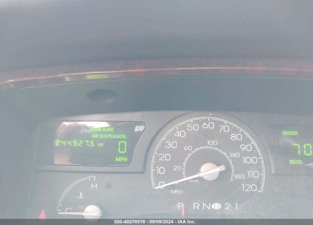 2003 LINCOLN TOWN CAR SIGNATURE VIN: 1LNHM82W03Y670494