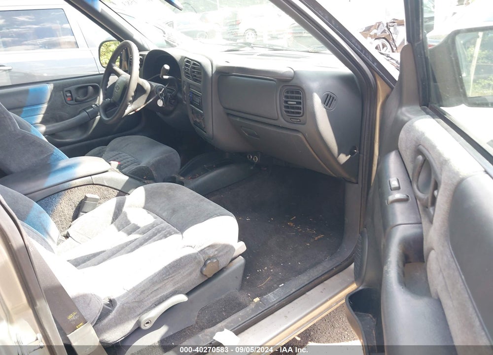 2001 CHEVROLET BLAZER LS VIN: 1GNDT13W112200963