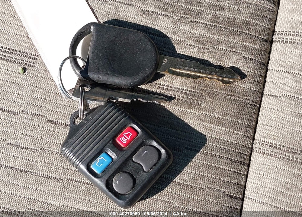 2010 FORD FOCUS SE VIN: 1FAHP3FNXAW225050