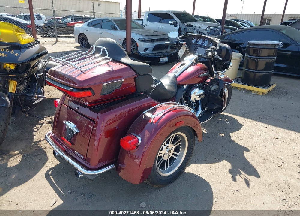 2015 HARLEY-DAVIDSON FLHTCUTG TRI GLIDE ULTRA VIN: 1HD1MAL16FB858149