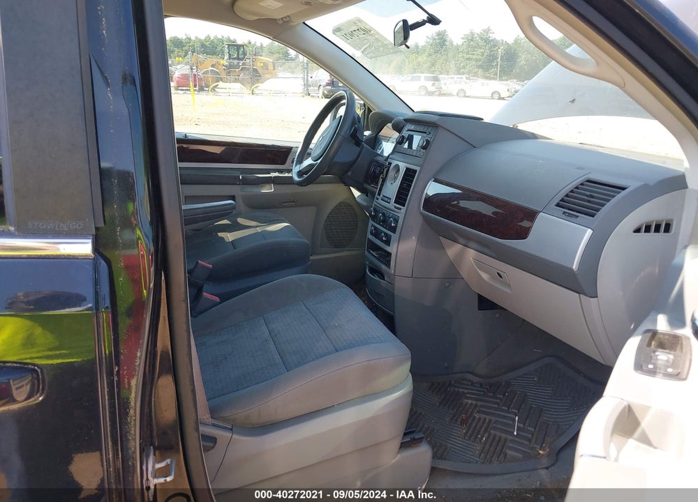 2010 CHRYSLER TOWN & COUNTRY VIN: 2A4RR5D12AR192844