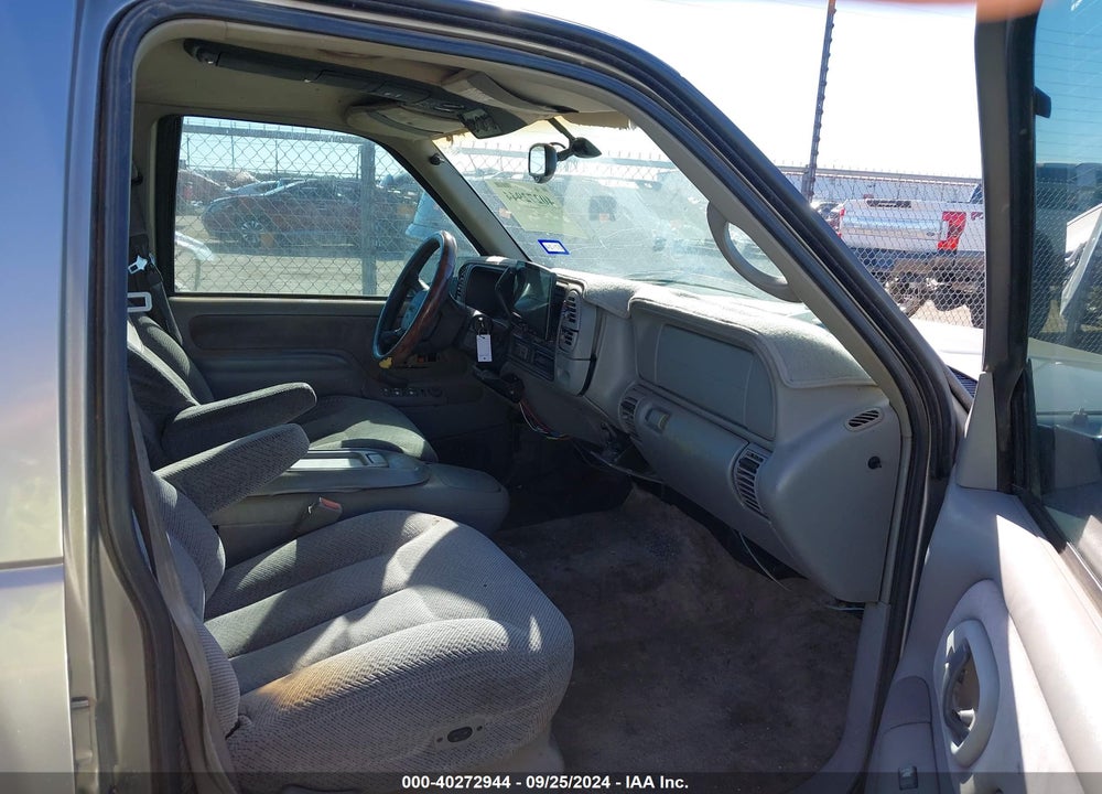 1998 GMC SUBURBAN 1500 SL VIN: 3GKFK16R0WG512074