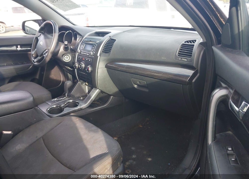 2011 KIA SORENTO LX VIN: 5XYKTCA11BG182992