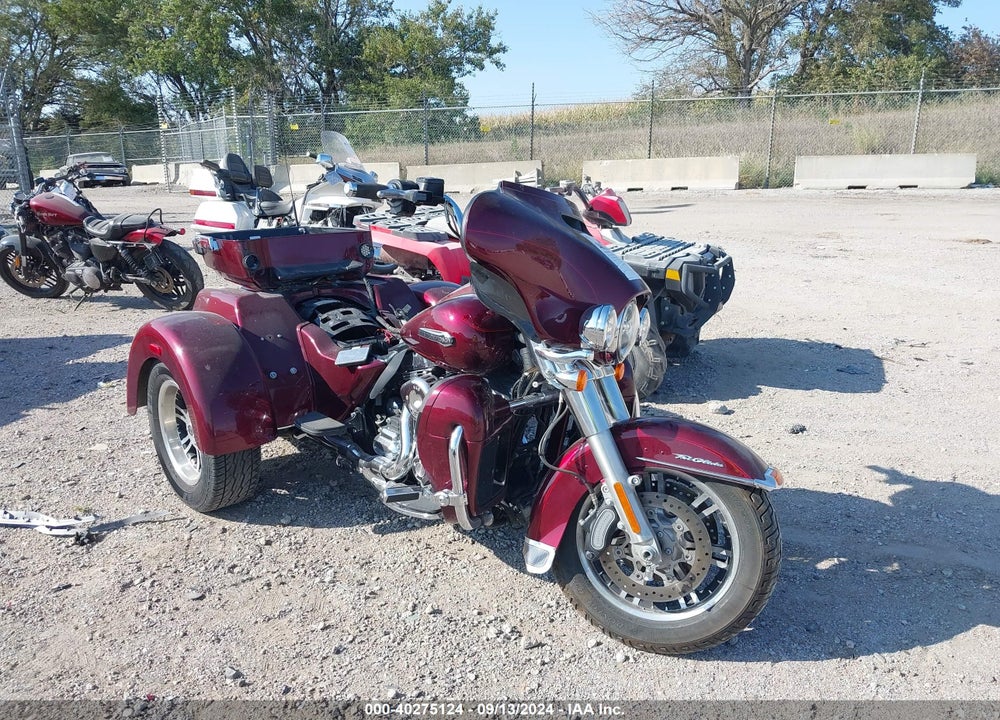 2015 HARLEY-DAVIDSON FLHTCUTG TRI GLIDE ULTRA VIN: 1HD1MAL12FB861159