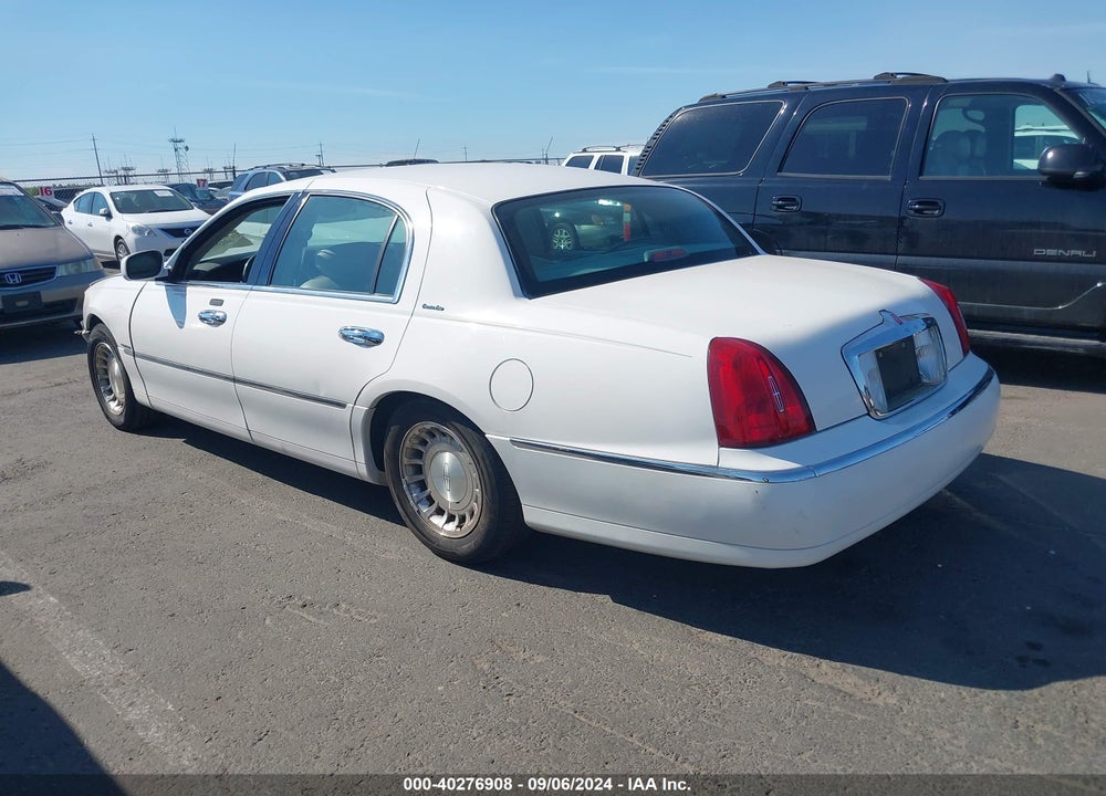 2001 LINCOLN TOWN CAR EXECUTIVE VIN: 1LNHM81WX1Y697412