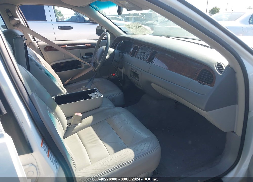 2001 LINCOLN TOWN CAR EXECUTIVE VIN: 1LNHM81WX1Y697412