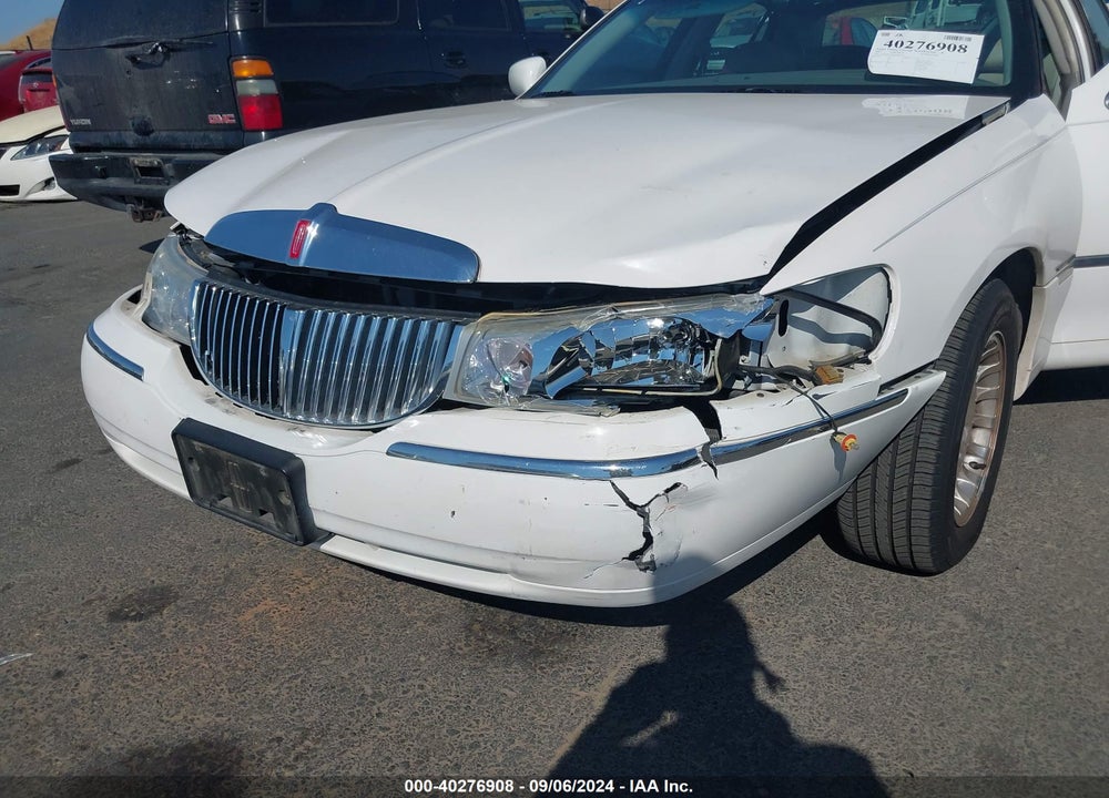 2001 LINCOLN TOWN CAR EXECUTIVE VIN: 1LNHM81WX1Y697412