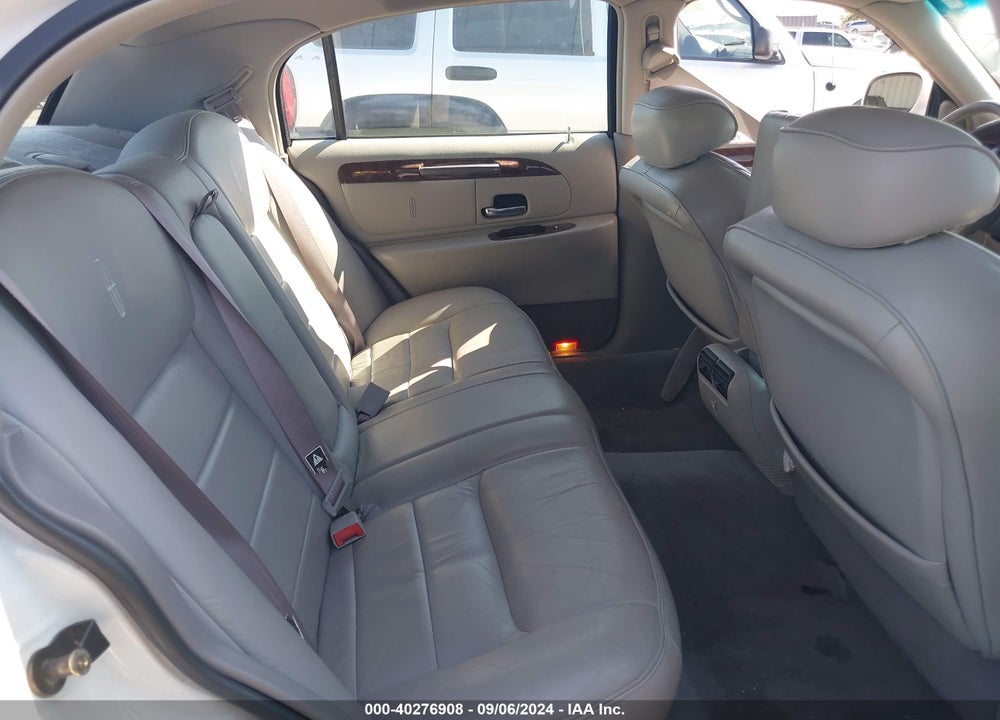 2001 LINCOLN TOWN CAR EXECUTIVE VIN: 1LNHM81WX1Y697412